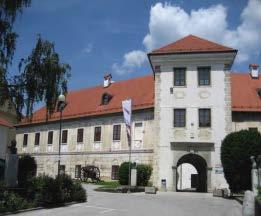 V svoji današnji podobi se nam kaže kot široko zleknjena enonadstropna stavba, pozidana na peterokotni talni ploskvi.
