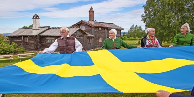 * Måndag 4/6, var det blombytarkväll hos Birgitta Fröstad.16 personer hade lockats till denna blombytardag. Det gavs utrymme åt både blombyte och tankeutbyte.