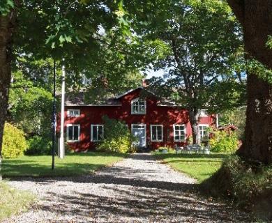 Vuxen 100 kr Medlem Musica Viva 80 kr Under 18 år fri entre. Arrangör Ranbogården och Musica Viva GÅRDSCAFÉ 19.00 20.00 Efter framträdandet kan man sitta kvar i trädgården och fika.