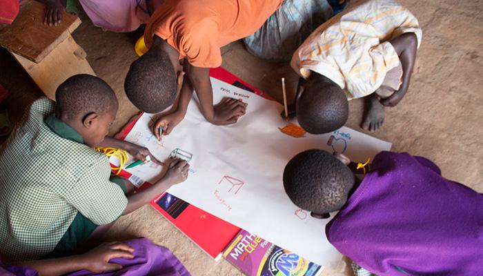 Barnen ritar vad de behöver på sitt resurscenter. Medan projektet ﬁnansieras av insamlingsstiftelsen St Catherine Sweden utförs byggplaneringen i ASF St Catherine.