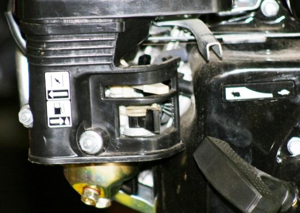 General use of the water pump Starting the engine: 1. Open the petrol cock (1) and loosen the drain plug (2) until clear fuel runs out. Wipe up any spilt fuel. 2.