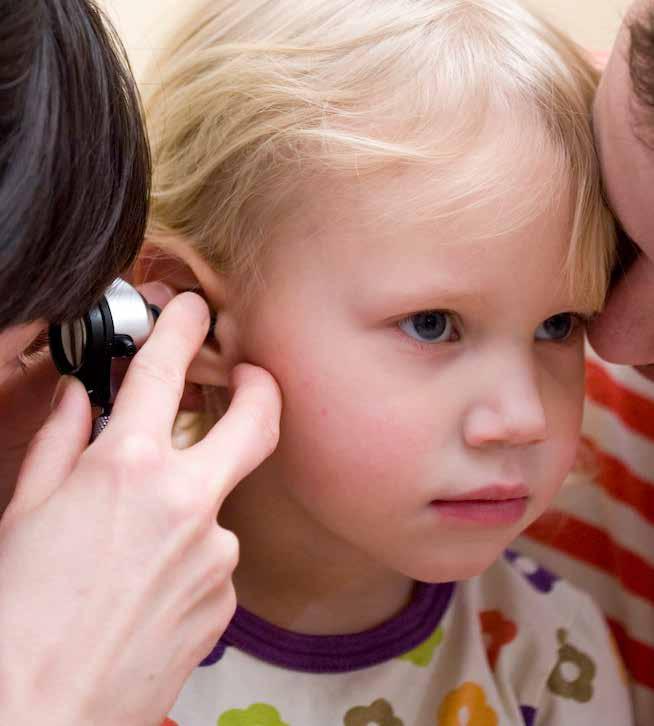 عوارض جانبی عفونت گوش میانی میتواند عوارض جانبی جدی داشته باشد اما این عوارض شایع نیستند. چنانچه کودکتان سرگیجه داشته پشت گوشش سرخ شده دوباره تب میکند یا احساس خستگی شدید میکند به پزشک مراجعه کنید.