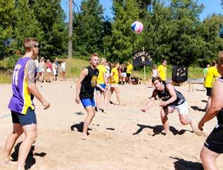 beachvolleyboll Vid Gruzzolos traditionella beachvolleybollturnering på stranden vid