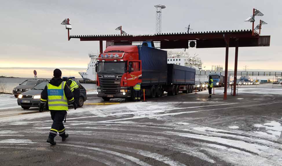 TULLVERKETS ÅRSREDOVISNING 2017 65 Foto: Tullverket vi emot och besvarar frågor från privatpersoner. Frågorna rör oftast internethandel och vad man som resenär får ta med sig över gränsen.