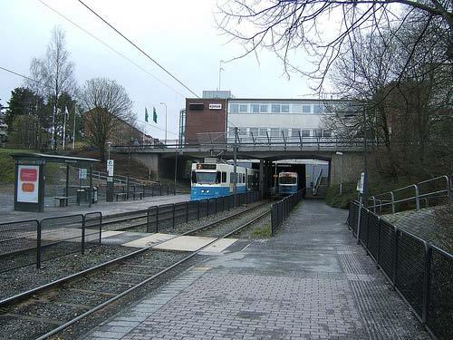 För Kortedala Torg gäller att det ligger relativt långt från centrala Göteborg, men att det å andra sidan är väl försörjt med kollektivtrafik.