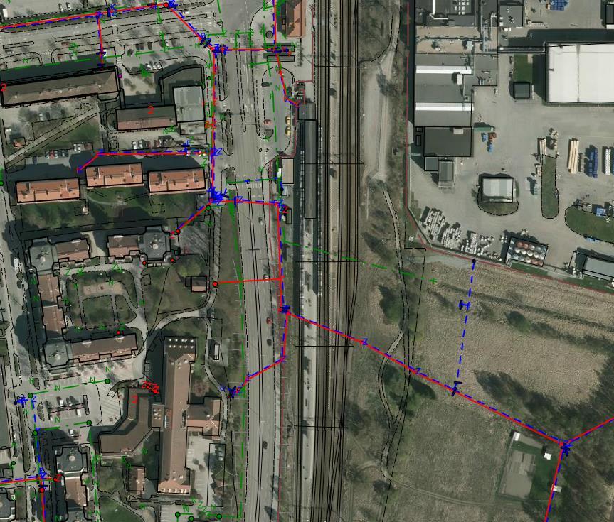 Dagvattenledningarna transporterar vattnet från torget under vägen i riktning mot tågstationen i öst. Ledningarna går därefter söderut en bit på stationssidan innan de korsar spårområdet.