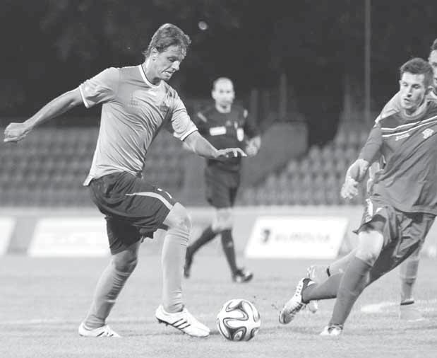 10 FUTBAL pondelok 28. 7. 2014 II. LIGA ZÁPAD - 1. KOLO TELEGRAM Nitrania získali po desiatich rokoch prvé druholigové body. Ich víťazstvo nad Dubnicou 2:0 zavŕšil po krásnom sóle Matúš Paukner.