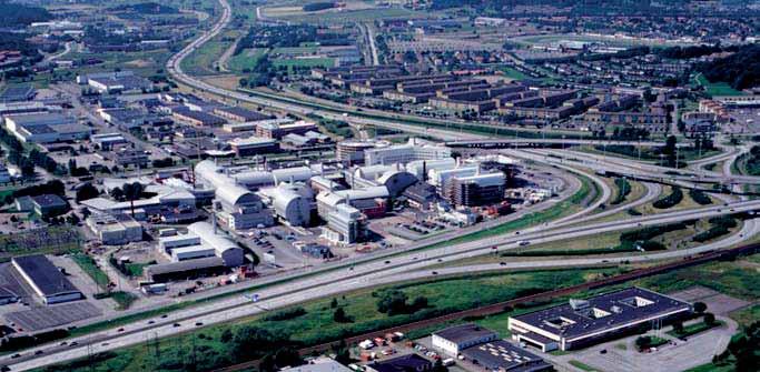 Industribebyggelsen kom tidigt i Åbro och fortsatte sedan västerut i och med utbyggnad av Söderleden 1979. På norra sida av Frölundagatan etablerades Lärarhögskolan 1972.