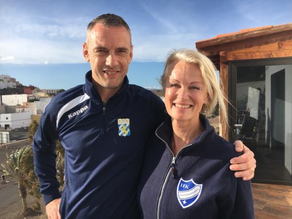 Vid 17 år blev jag upptäckt, kan man säga, av IFK Göteborg till juniorlaget. -Oj, du måste ha varit en stor talang? Headhuntad! -Ja, det gick bra.