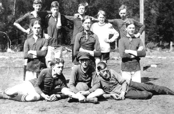 En annan legendar, Lennart Hyland, den enastående sportreportern, TV-personligheten och de härliga uttryckens man här är en av hans betraktelser: och här kommer nr. 17 med Tumba på ryggen!