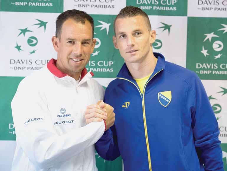 TENIS 23 DOMINIK HRBATÝ sa snaží naladiť na vlnovú dĺžku hráčov - nie však Slovákov, ale Bosniakov V Marbelle sme obrúsili hrany Dominik Hrbatý (vľavo) s bosnianskym kapitánom Tomislavom Brkičom.