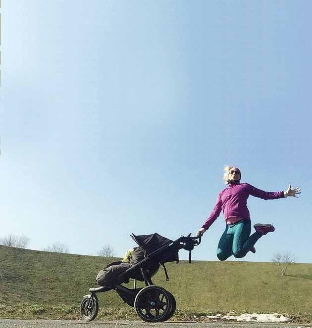 Monger jazdil na špeciálne upravenom monoposte s ovládaním plynu na volante a brzdovým pedálom prispôsobeným na jeho protézy. O nohy prišiel po ťažkej havárii 16.