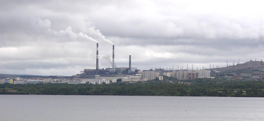 Nikel stad landskap svärtad av förorening.