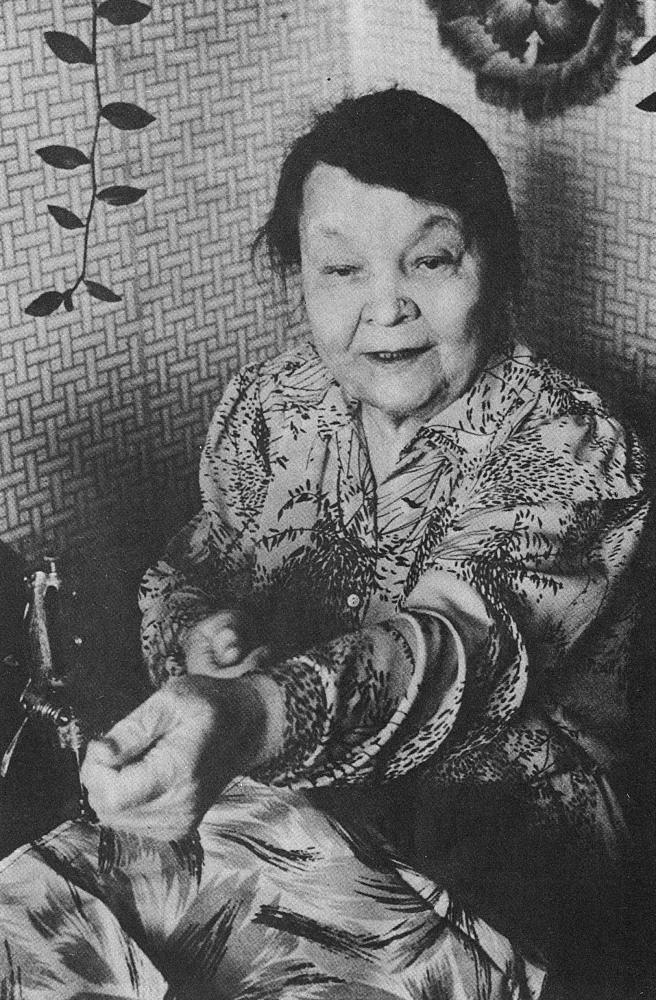 Anastasija Arhipovna Kostyrko, f. Konkova (1923-1994). Foto Aleksandr Stepanenko, Murmansk FINSKA KRIGSFÅNGAR I PULOZEROSSA ARHIPOVNA KOSTYRKO BERÄTTAR Då man intervjuara Arhipovna Kostyrko, f.