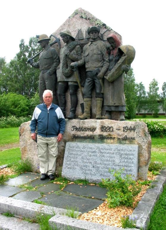 Föreningsnyheter Bredvid statyn står Viljami Ranta en av de viktigaste funktionärer i statyprojektetet. Bild: Petsamo-Föreningens 40-årshistoriken.