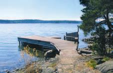 ursprungligen uppförd vid förra sekelskiftet, tillbyggd 1978, boarea ca 54 m², 2 r o k, duschrum/wc + inredd vind med 2 sovrum.