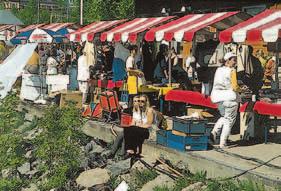 Skärgårdsmarknad På den traditionella skärgårdsmarknaden kan du köpa konsthantverk av hög kvalitet, delikatesser, redskap, tavlor, smycken och mycket annat.