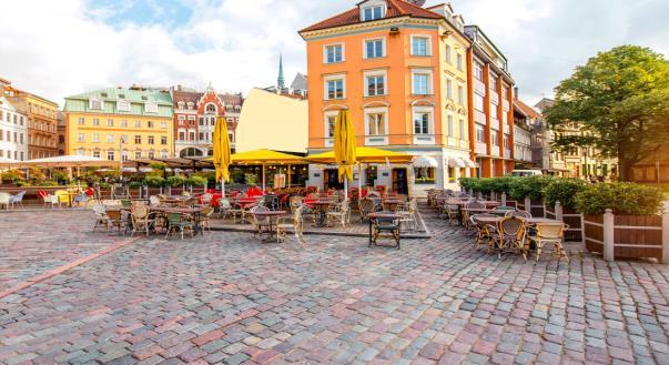 Efter incheckning finns det tid att packa upp i lugn och ro innan middagen intas på en lokal restaurang i gångavstånd till hotellet.