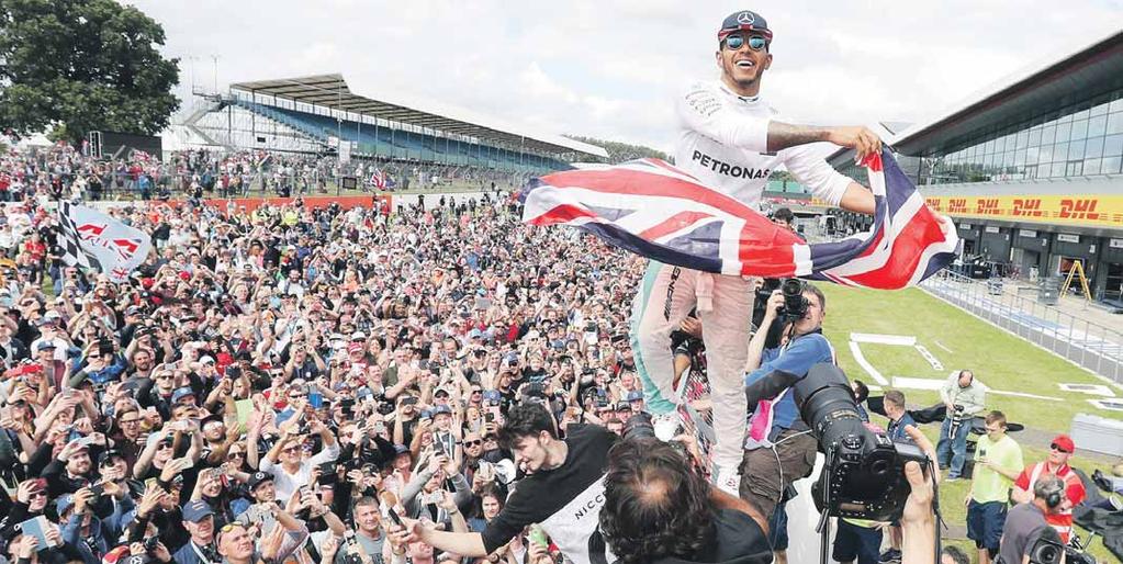 16 MOTORIZMUS pondelok 11. 7. 2016 MS FORMULY 1 VEĽKÁ CENA VEĽKEJ BRITÁNIE (Silverstone) Domáce preteky Takto sa tešil Lewis Hamilton z triumfu v Silverstone.