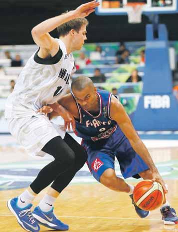 BASKETBAL, SERVIS 21 Olympijský turnaj basketbalistov spoznal posledných troch účastníkov Francúz Tony Parker (s loptou) sa prediera povedľa brániaceho Novozélanďana Thomasa Abercrombieho.