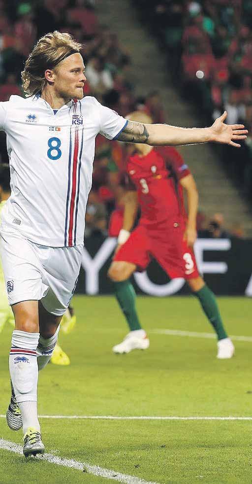 FUTBAL 9 BIRKIR BJARNASON Birkir Bjarnason sa teší po góle do siete Portugalska. FOTO SITA/ AP Muž v teplákoch Narodil sa prvého apríla a podobne vyzerá aj jeho teplákový imidž.