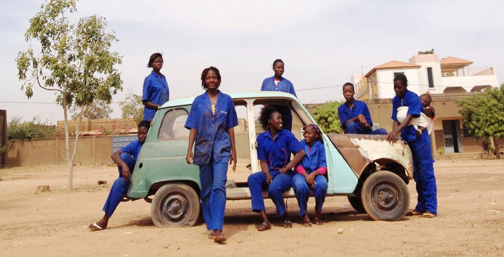 Ouaga Girls En filmhandledning från Svenska Filminstitutet Rek för åk 8 - gymnasiet Ouaga Girls följer några tjejer på en bilmekanikerskola i Ouagadougou.