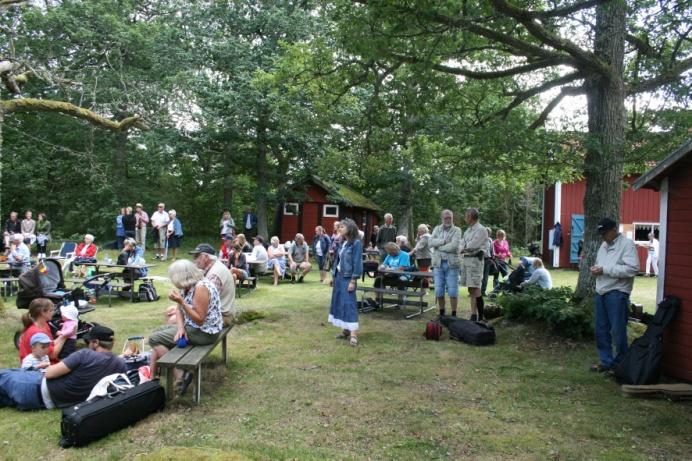 sättet att sjunga praktiserades, dvs. att sjunga varje strof individuellt och vänta in varandra och förenas i sluttonen i varje strof.