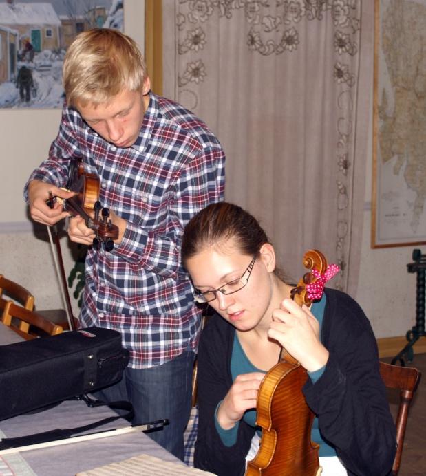 Martin och Agnes studerar de nya noterna. Nya gamla noter hittade För några veckor sedan blev jag (Peter Svensson) uppringd av Leif Gustafsson som är ordförande i hembygdsföreningen i Mörrum.