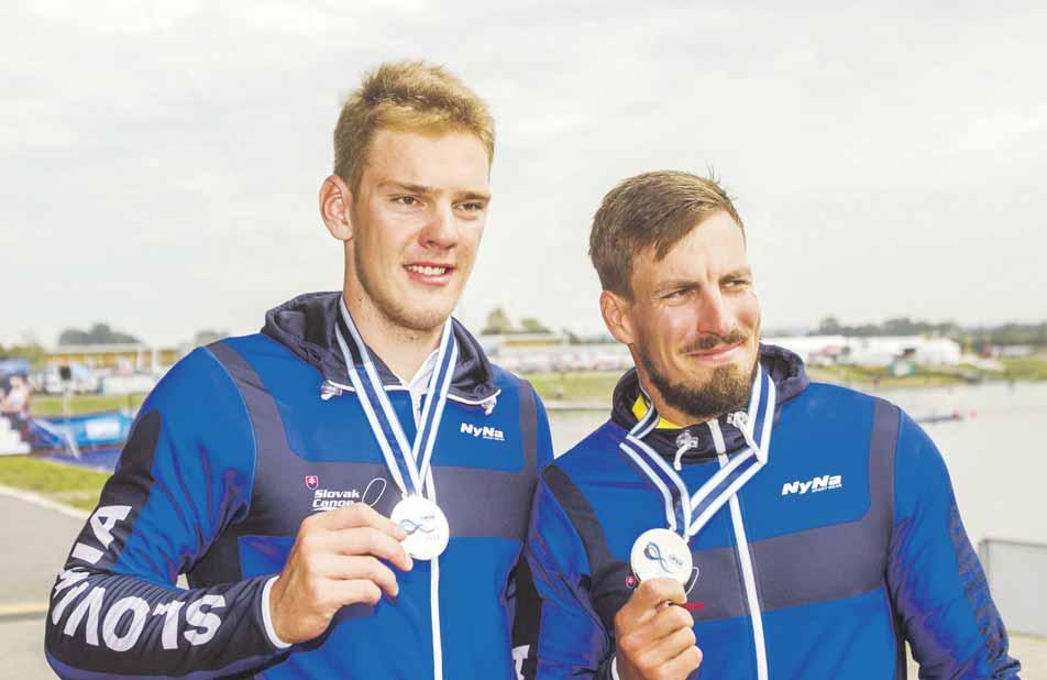MAJSTROVSTVÁ SVETA V RÝCHLOSTNEJ KANOISTIKE RAČICE 23. 27. AUGUSTA 2017 KANOISTIKA 19 Adam Botek (vľavo) a Peter Gelle sa tešia zo strieborných medailí, ktoré im zavesili na hruď vďaka 2.