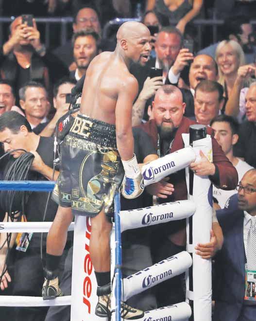 22 BOX pondelok 28. 8. 2017 Zápasník MMA vydržal boxerskému šampiónovi vzdorovať desať kôl Mayweather navždy nezdolaný! Žiadne prekvapenie sa nekonalo.