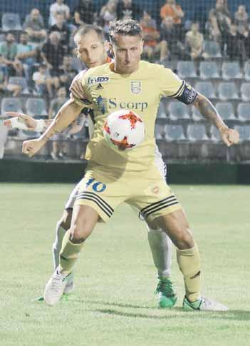 4 FUTBAL pondelok 28. 8. 2017 NAŠA LIGA 6. KOLO Treba ísť šťastiu naproti HLASY TRÉNEROV ANTON ŠOLTIS (Michalovce): Videli sme dobrý zápas z oboch strán, súper tiež prišiel hrať futbal.