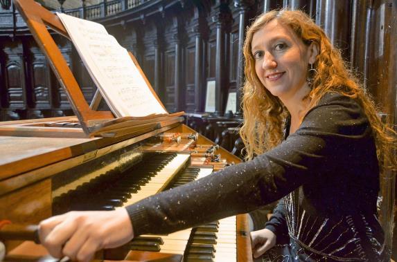 Samtidigt avslutade hon sina studier inom ämnet psykologi vid det baskiska universitetet UPV. Hennes flitiga konsertverksamhet ledde henne snart vidare till internationella festivaler bl.a. i USA, Argentina, Japan, England, Frankrike, Italien, Belgien, Holland och Norge.