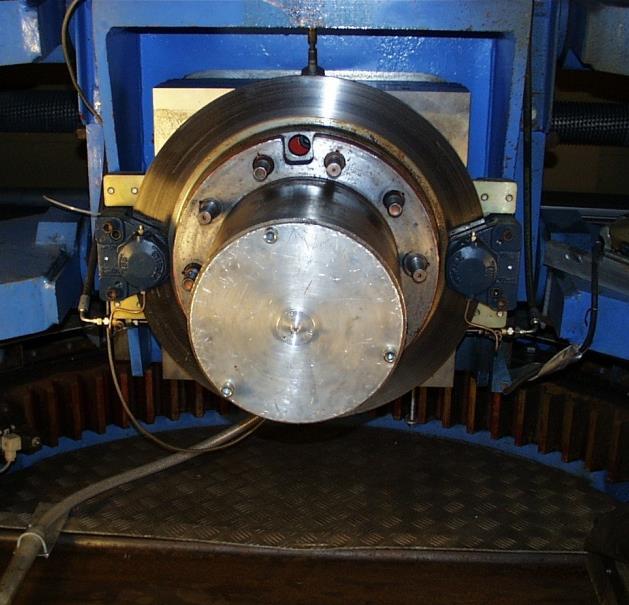 I varje hjulnav sitter en pulsräknare som används för att mäta hjulets rotationshastighet, vilket i sin tur ger ett värde på hjulslipet under bromsförloppet.