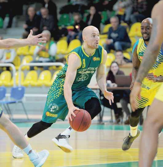 BASKETBAL 17 Majster si udržal kompletnú slovenskú enklávu Žiak zostáva v Leviciach Eufória zo zisku majstrovského titulu síce ešte nie je v Leviciach celkom minulosťou, ale vedenie Patriotov už