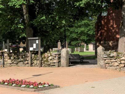 14 BYGGNADSVÅRDSRAPPORT 2007:94 Beskrivning av kyrkogården idag Huvudingången i öster med röd marksten av betong. Allmän karaktär Gislaveds kyrkogård är utvidgad i två omgångar sedan anläggandet 1880.