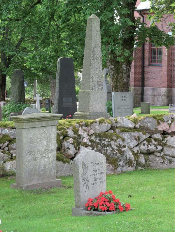 BYGGNADSVÅRDSRAPPORT 2007:94 15 Gångsystem Kyrkogårdens olika delar binds samman av rätvinkligt utlagda grusgångar som även definierar gravkvarteren.