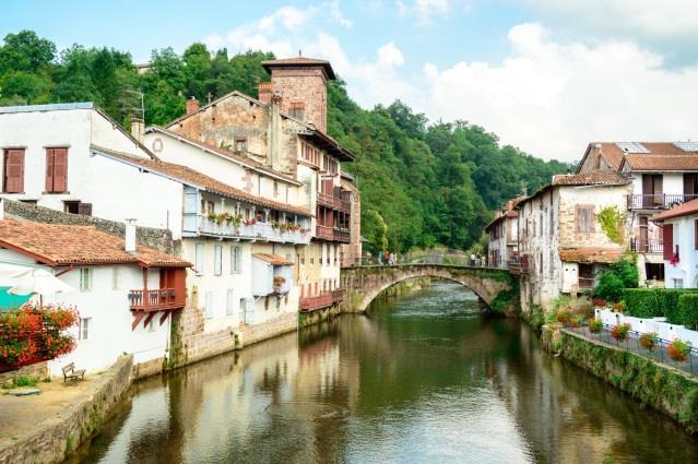 Den franska vägen, Saint Jean Pied de Port Pamplona Ponferrada Santiago de Compostela, 16 nätter 2(11) Dag 1 Ankomst till Saint Jean Pied de Port Till Frankrike finns det flera möjligheter att ta sig