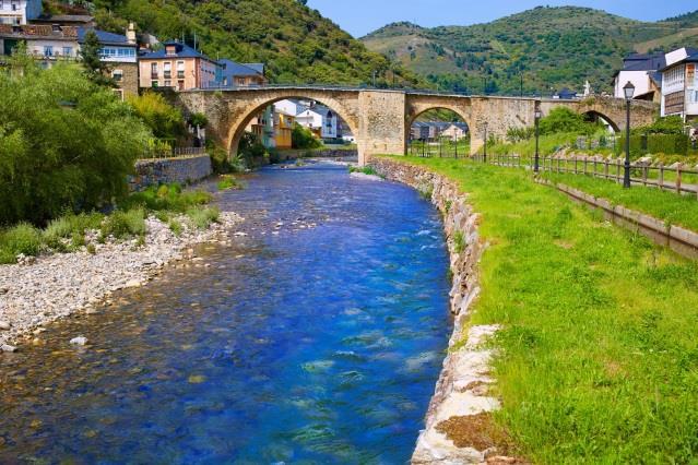 Leden fortsätter längs floden Argas stränder ner till Pamplona. Pamplona är provinshuvudstad för Navarra och kommer in till den gamla delen av Pamplona genom den franska porten.