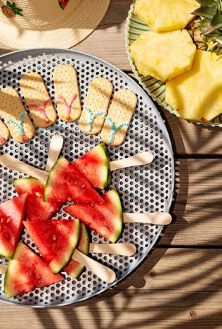 Kakor och tårtor utformas lekfullt med det som hör sommaren till. Frukten fungerar både uppskuren och på pinne. Bara fantasin sätter gränser.