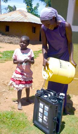 Med en Solvatten i hemmet så har familjen en lättare vardag och ett livsviktigt skydd mot vattenburna sjukdomar.