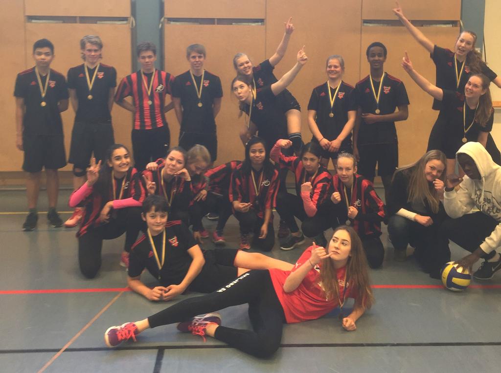 Sida 5 GULD i Skol-DM i Volleyboll Varje vårtermin så anordnar Viksängsskolan Skol-DM i volleyboll.