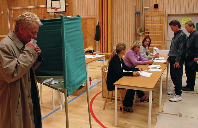 عکس از مراکز رأی ده ی جای که مردم رأی میدهند عکس از: کلیس گرندستن/ سکانپیکس بیلدوست Bildhuset( )Claes Grundsten/Scanpix انتخابات سراسری پارلمانی شورای ناحیه یی/ایالتی و شهری هر چهار سال بعد برگزار