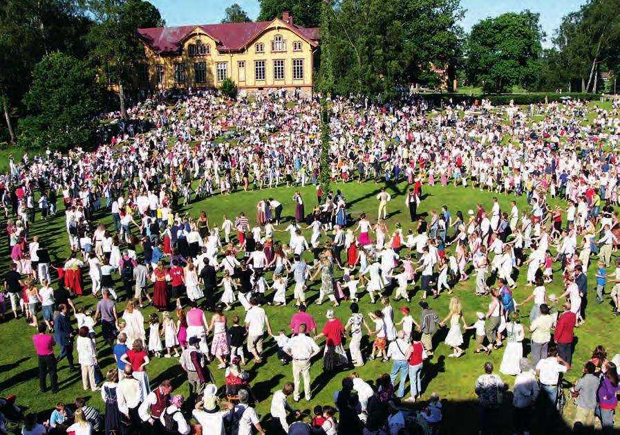 هستند و دکان ها بسته میباشند. ده روز بعد از روز عروج حضرت مسیح عید نزول روح القدوس فرا میرسد که یک عید مسیحی است. جون ۶ جون روز ملی سویدن است و این روز رخصتی است.