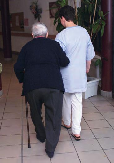 مراقبت از بزرگساالن اکثرا بزرگساالن بخاطر انجام کار های عملی در زندگی روزمره به کمک ضرورت دارند. طبق قانون سویدن بزرگساالن مستحق اند تا از اجتماع کمک و حمایت دریافت کنند.