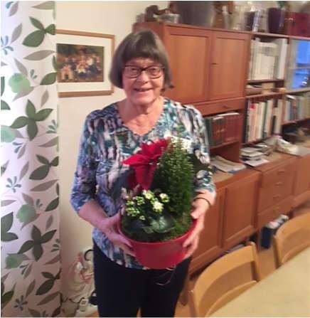 Julfesto ĉe Helfrid Karlsson en Torslanda La 16an de decembro Esperanto-Societo de Gotenburgo havis kontribufestenon ĉe Helfrid, kiu i.a. regalis nin per rizkaĉo. sufiĉas por ili. Ekz.