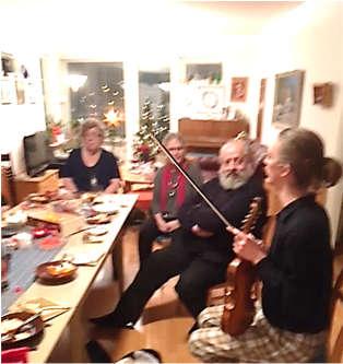 Unue li rakontis historion pri la enhavo de ĉiu kanzono kaj poste ludis la melodion per sia violono.