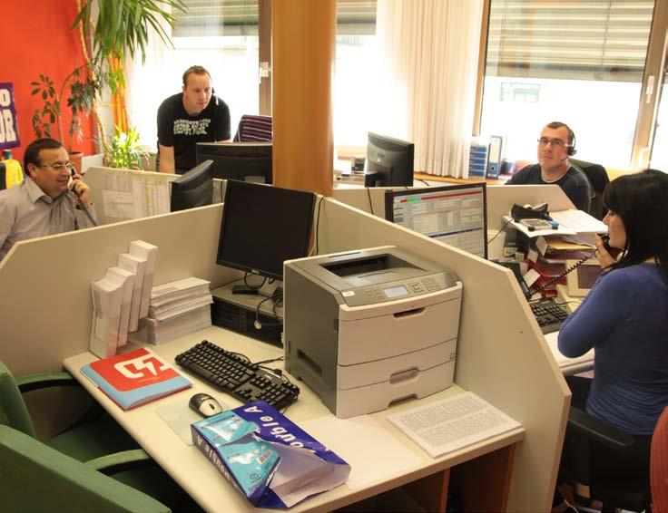 Slika 31: Klicni center, 2014, arhiv družbe Elektro Maribor Leta 2002 je začel obratovati nov distribucijski center vodenja Elektro Maribor, ki obratuje neprekinjeno 24 ur na dan in ki je omogočil
