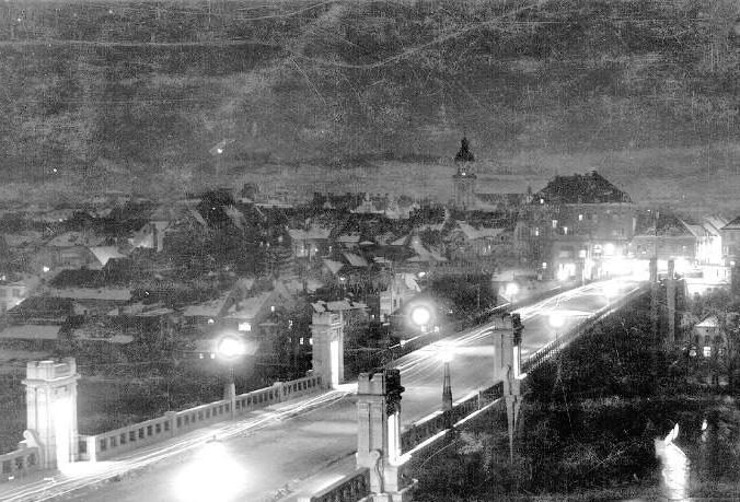 Javna razsvetljava Pred elektriko je bil plin Človekova želja in potreba je, da si dnevne aktivnosti in udobje podaljša v nočni čas. To mu svetloba kot medij v obliki umetne razsvetljave tudi omogoča.