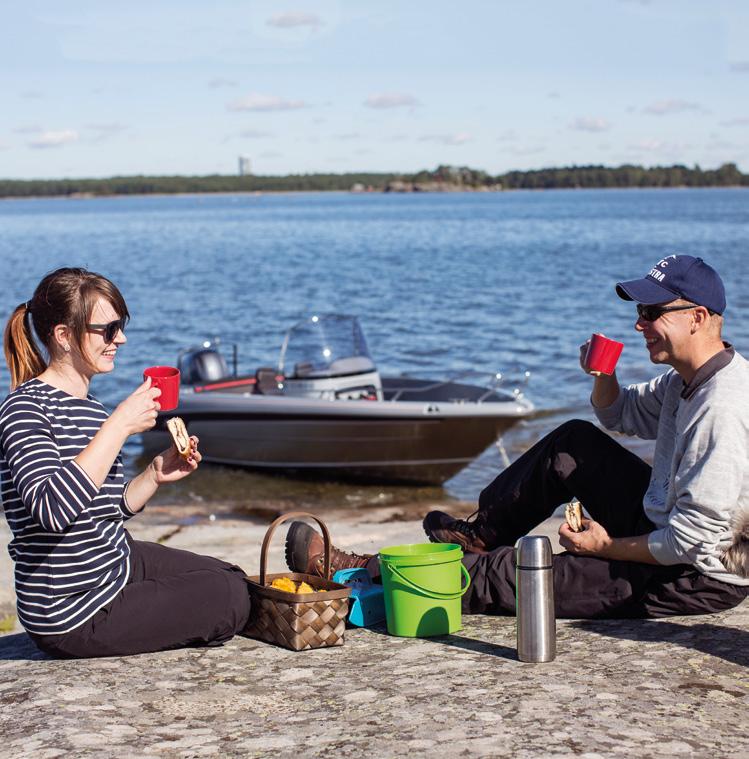 61 CENTER CONSOLE Favoriten bland stugägare och fiskare erbjuder utmärkta köregenskaper för skepparen och gott om utrymme för passagerarna.