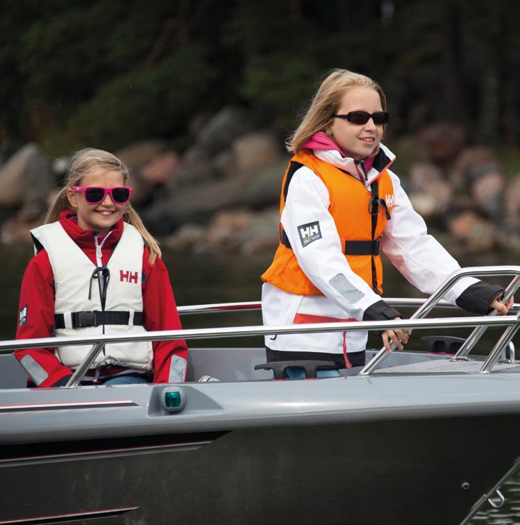 46 SIDE CONSOLE Smidiga Yamarin Cross 46 SC inspirerar till båtlivet. Yamarin Cross-kollektionens minsta båt är mångsidig och lätthanterlig och är därför en utmärkt förstabåt för nybörjare.